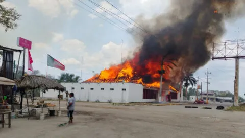 Video: Incendio consume palapas en carretera Mérida-Campeche