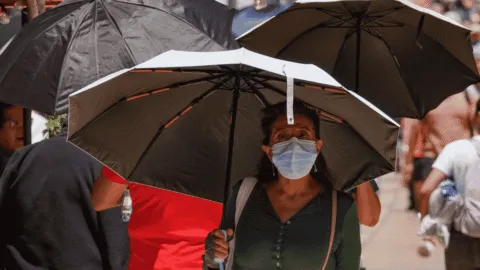 Inicia temporada de ciclones este sábado, provocando lluvias fuertes, mientras onda de calor continúa