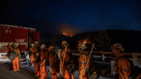 Incendio forestal en Los Ángeles obliga a evacuar a casi 29 mil personas y deja una vivienda destruida