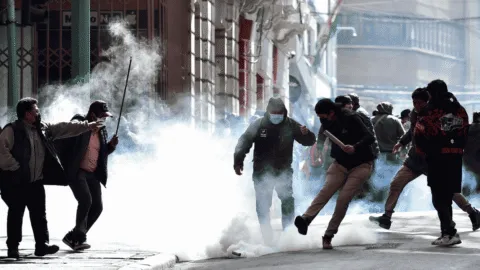 Bolivia vive violentas protestas por crisis económica; manifestantes exigen renuncia del presidente Rodrigo Paz