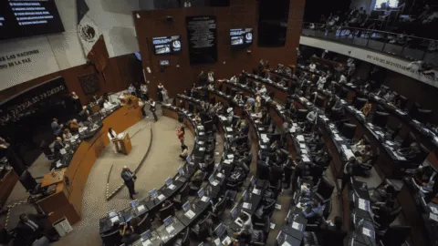Morena y oposición chocan por comisión contra nexos criminales de candidatos