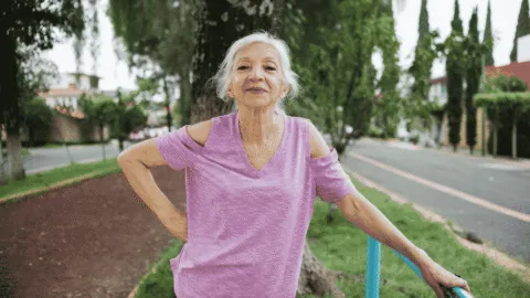 Más efectivo que caminar: el ejercicio ideal para bajar grasa abdominal en adultos mayores