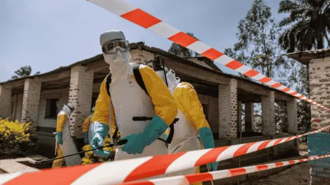 OMS declara 18 muertos y 134 casos confirmados de Ébola en el Congo; virus se expande a Uganda
