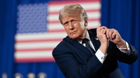 Donald Trump presume buena salud; médico lo declara apto para gobernar y explica los hematomas en su mano