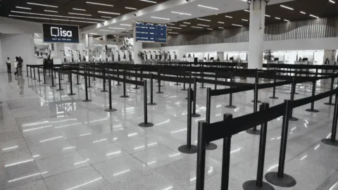 Video: en el AICM, ciudadano denuncia supuesta detención por grabar obras inconclusas