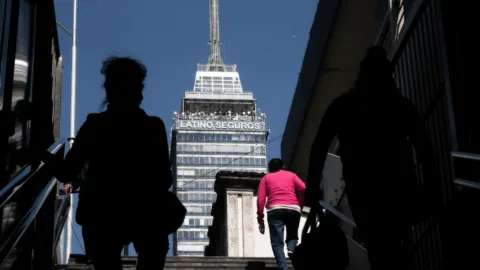 Bomberos rescatan a 9 personas atrapadas tras falla en elevador en la Torre Latinoamericana