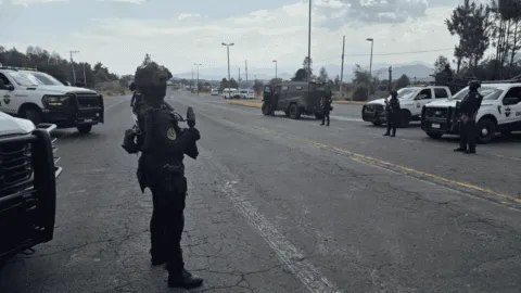 Violencia en Zitácuaro deja bloqueos, vehículos incendiados y 5 detenidos