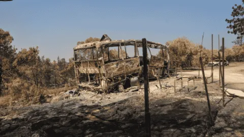 Choque e incendio de autobús en Turquía deja 8 muertos, incluido un bebé; hay 33 lesionados
