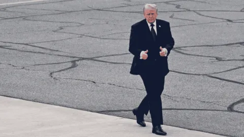 Irán acepta no fabricar armas nucleares, afirma Trump; negociaciones de paz continúan