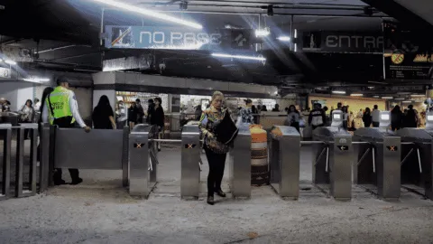Video: usuarios ayudan a policías durante riña en estación Buenavista del Metro CDMX; hay 3 detenidos