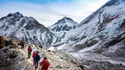 Video: avalancha golpea campamento en el Monte Everest; montañistas corren a refugiarse