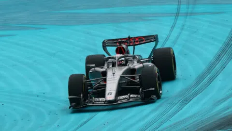 Video: Auto de Nico Hülkenberg se incendia y abandona carrera sprint
