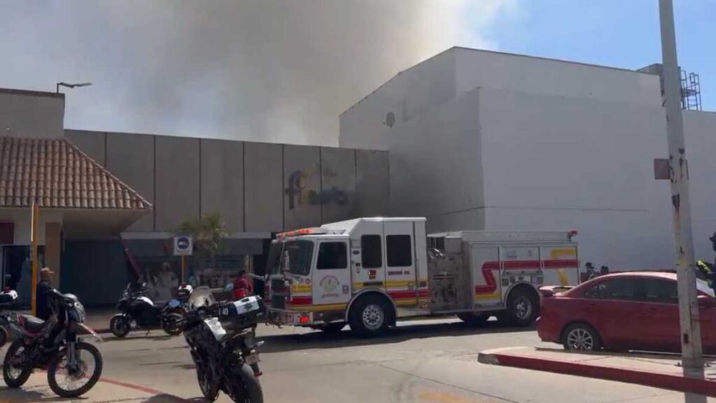 Incendio en centro comercial de Los Mochis, Sinaloa