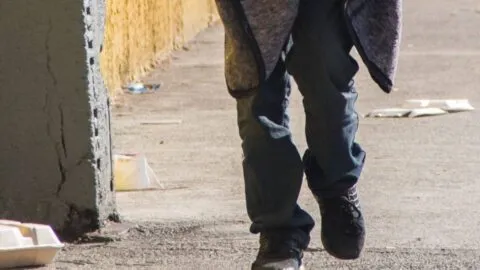 Cae indigente que apuñaló a mujer mientras paseaba a sus perros en Lindavista