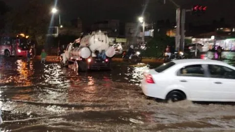 Lluvias dejan inundaciones en Edomex; ve videos y checa cómo estará el clima hoy