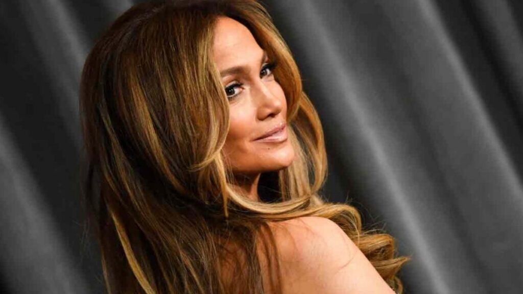 Jennifer Lopez “rompe Instagram” con bikini blanco a sus 56 años