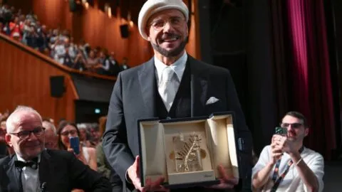John Travolta es sorprendido en el Festival de Cannes con una Palma de Oro; el actor no pudo contener las lágrimas