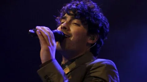 Los Jonas Brothers se ponen la camiseta de México en el Tecate Emblema