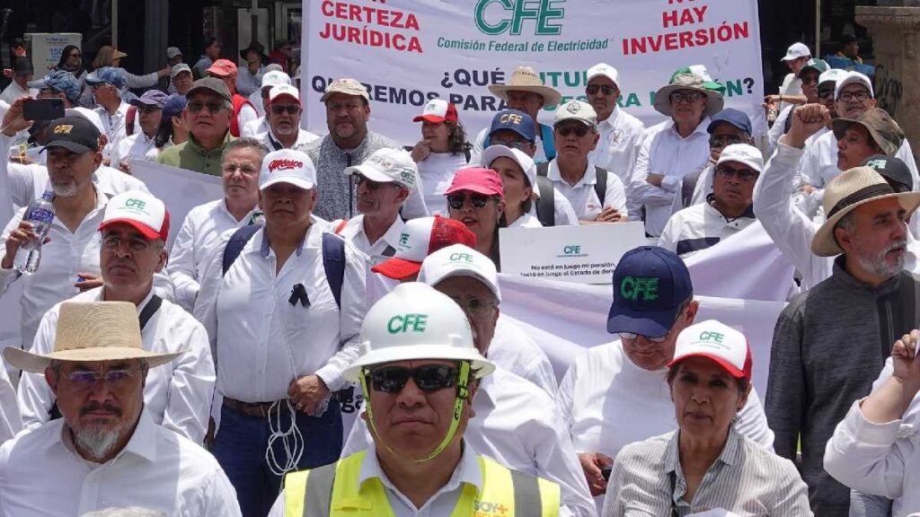 Jubilados de Pemex y CFE encabezan protestas en CDMX este 25 de mayo