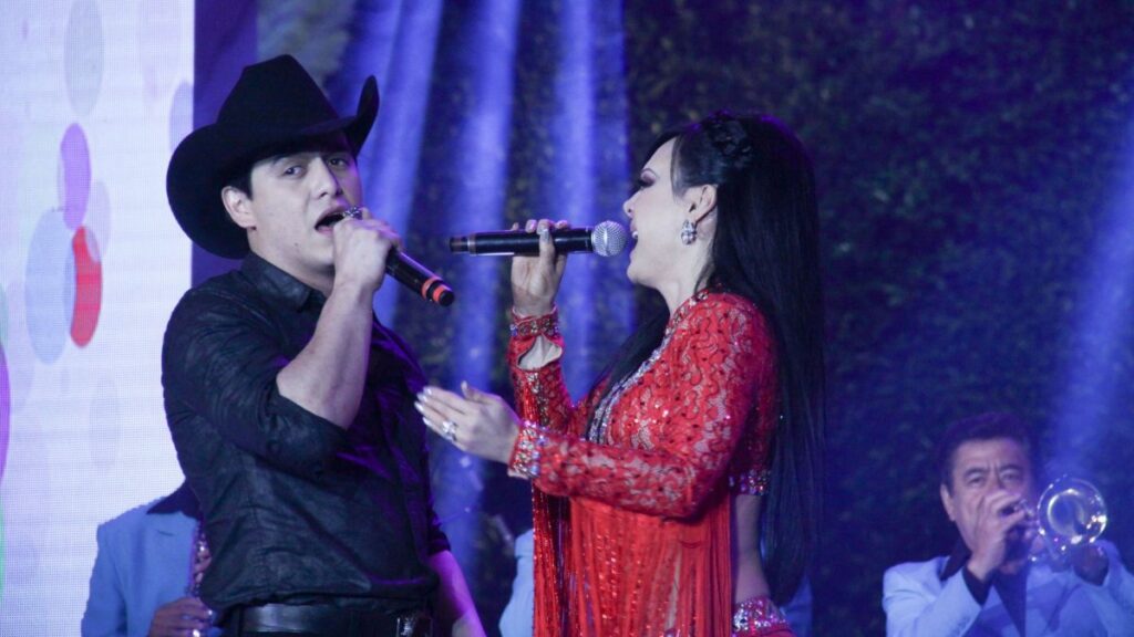 Julian Figueroa Le Canta Las Mananitas A Marivel Guardia
