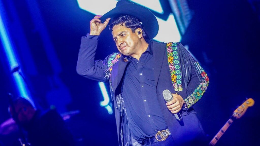 ¡Le dolió! Julión Álvarez es golpeado en la cara con un ramo de rosas en pleno concierto: video