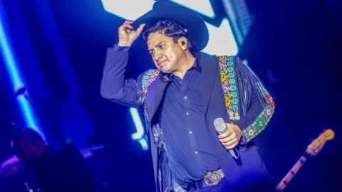 ¡Le dolió! Julión Álvarez es golpeado en la cara con un ramo de rosas en pleno concierto: video