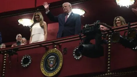 Juez ordena retirar el nombre de Donald Trump del Kennedy Center en Washington