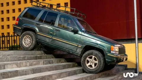 Camioneta termina sobre escalinata del Centro de Convenciones en Puebla; conductor deberá pagar daños