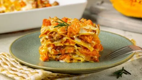 Lasaña de plátano: la receta diferente que mezcla carne, queso y sabor dulce