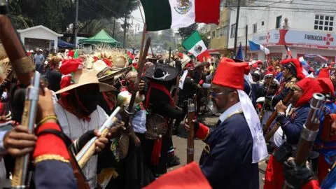 Acusan a Laura Artemisa, secretaria del Bienestar de Puebla, de propaganda política durante desfile del 5 de Mayo