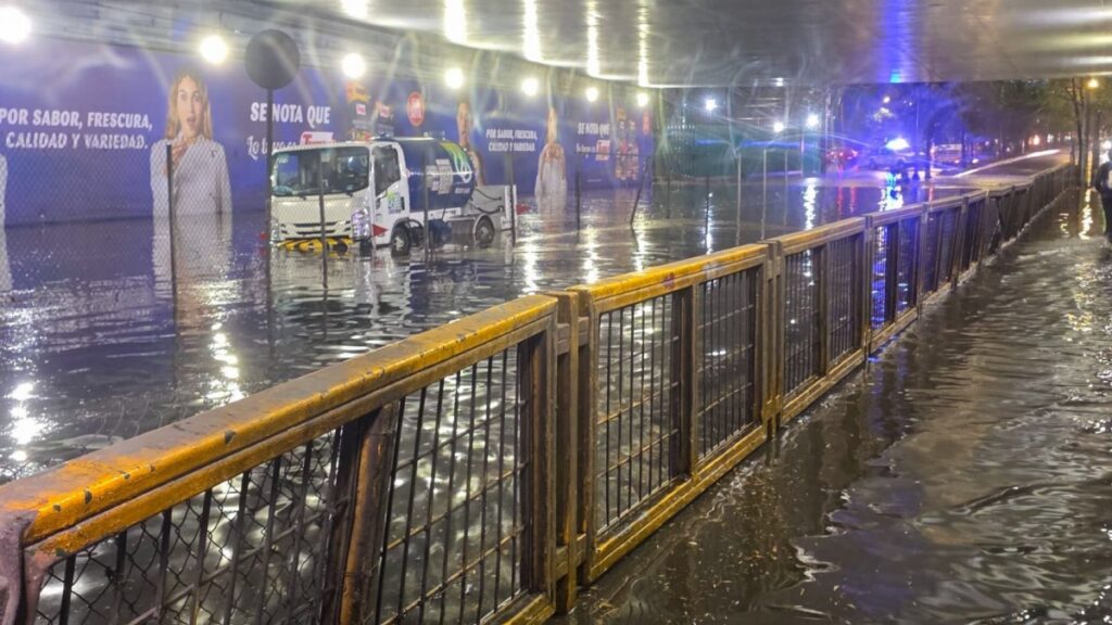 Lluvias ahogan Tlalpan, conductores quedan atrapados en el Periférico