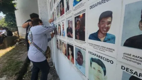 Madres buscadoras de Guerrero se manifiestan y colocan rostros de desaparecidos en Fiscalía: “10 de mayo, nada que celebrar”