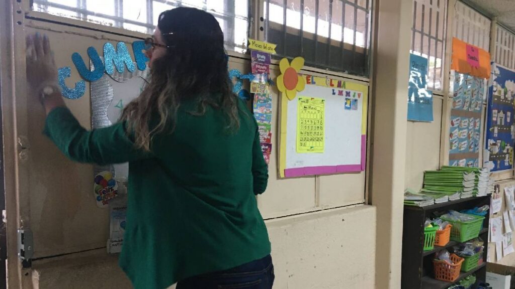 Docentes en México rebasan las mil horas anuales de enseñanza y dedican parte de su jornada a tareas fuera del aula.