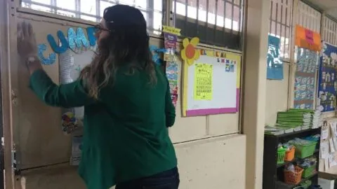 Dar clases es sólo parte del trabajo: maestros superan las mil horas de enseñanza al año
