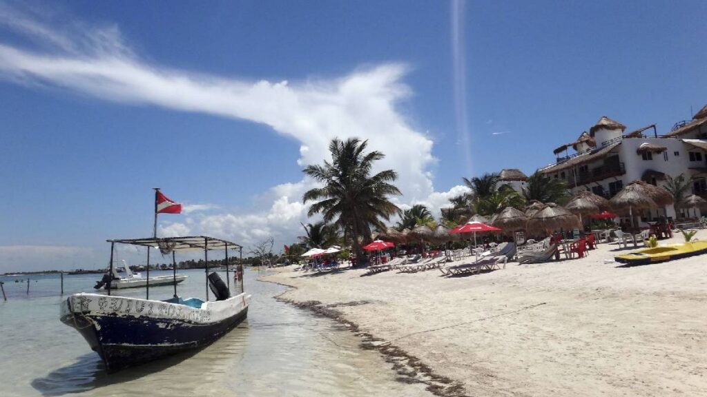 La historia de Mahahual incluye huracanes, pesca, arrecifes y el crecimiento del puerto Costa Maya en Quintana Roo.