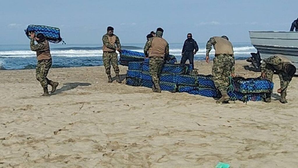 Marina asegura embarcación con 26 bultos de cocaína en Guerrero y suma nuevo golpe al narcotráfico en el océano Pacífico.