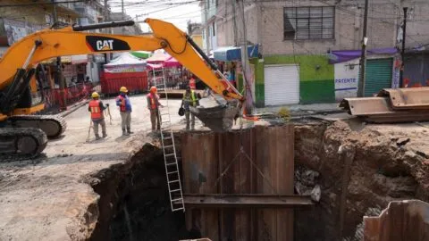 Megasocavón en Iztapalapa, le ponen estructura metálica para estabilizar el terreno