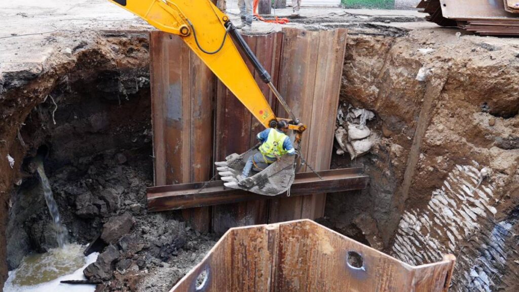 Maquinaria pesada opera para reparar megasocavón