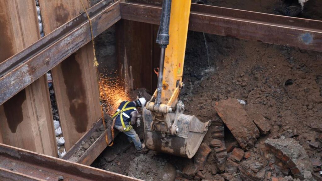 Obras del socavón operan 24 horas.