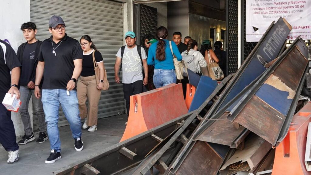 Saturación en la Línea 2 del Metro CDMX provoca aglomeraciones.