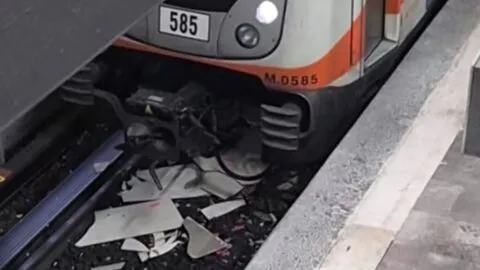 “Obras al vapor”: denuncian caída de plafón en estación Xola del Metro CDMX