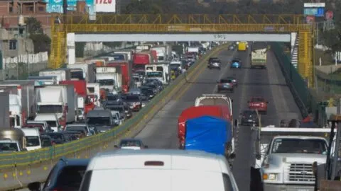 Viajar colgado en autos sobre la México-Puebla puede costar hasta 2 mil 932 pesos, advierten a conductores