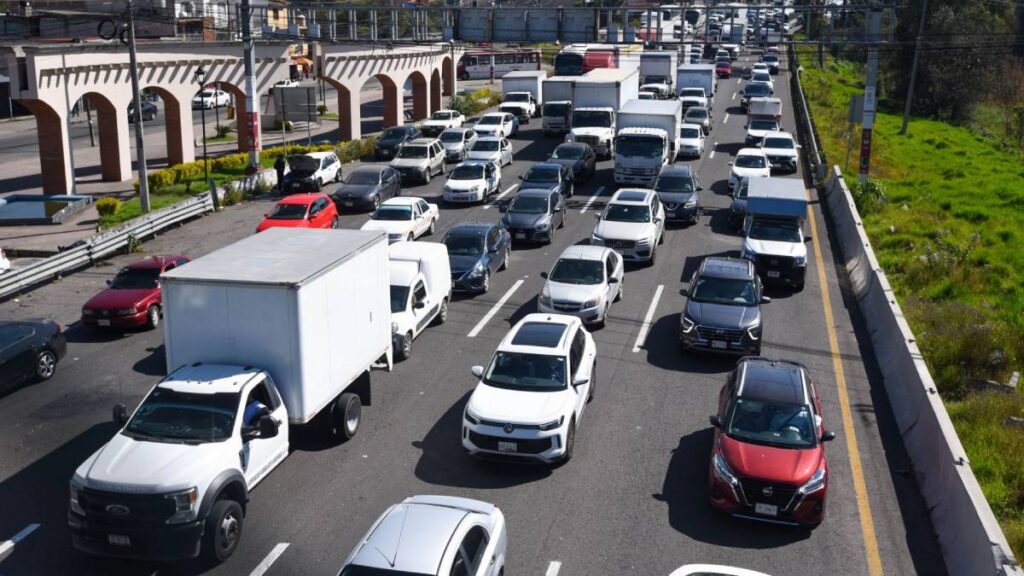 Automovilistas reaccionaron tras la volcadura en la México-Toluca.