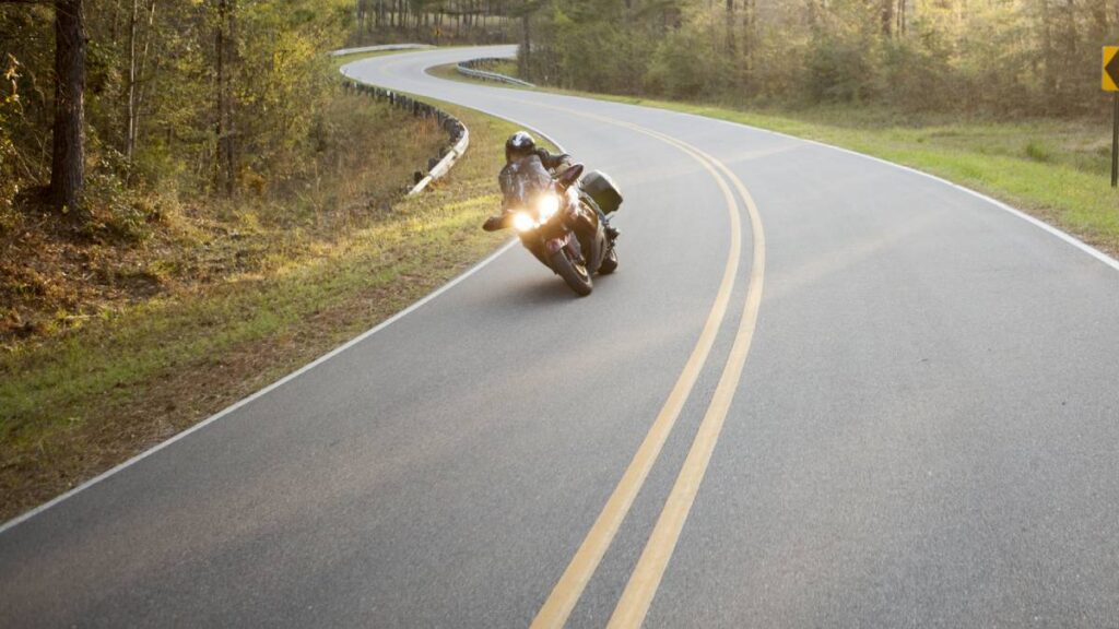 Motociclista choca de frente en Sierra de Lobos