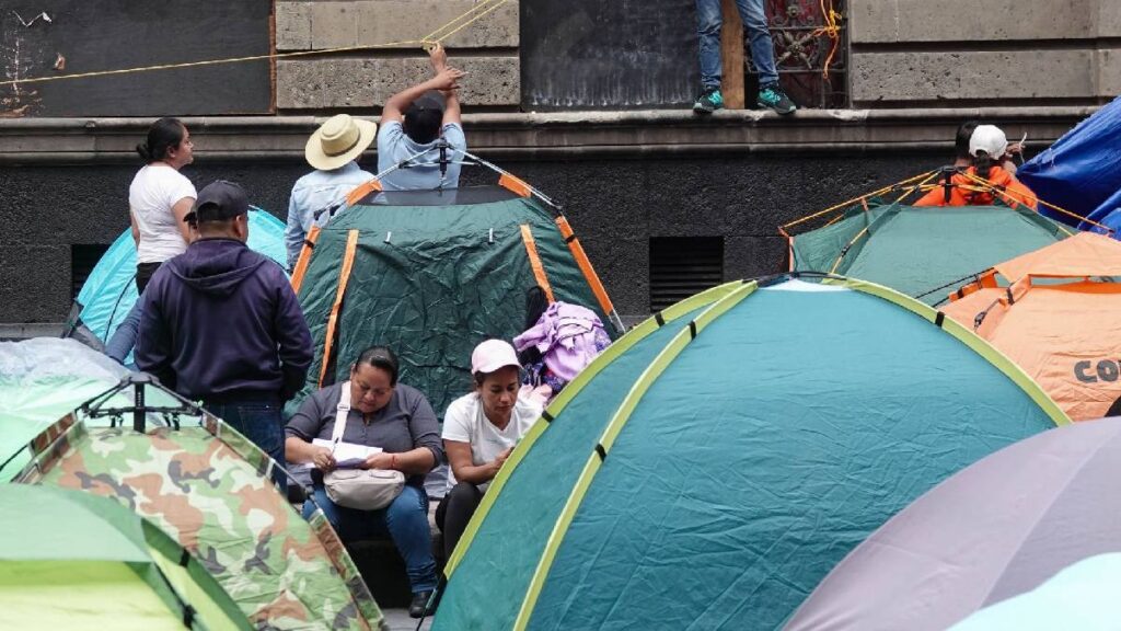 muere-maestro-en-planton-de-la-cnte-ubicado-a-unas-calles-del-zocalo