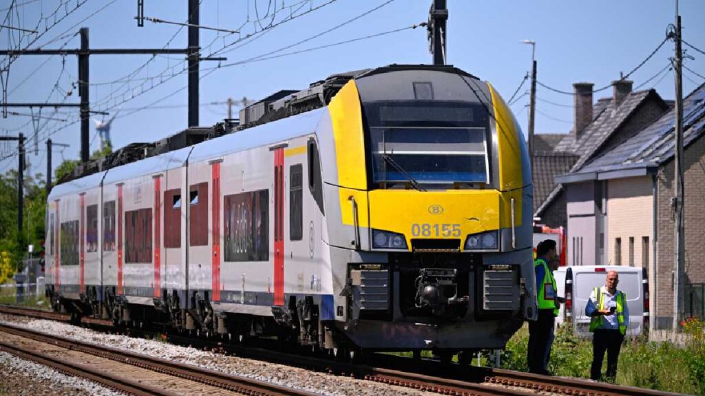 Mueren cuatro personas, entre ellas dos niños, en choque de tren contra minibús escolar en Bélgica.