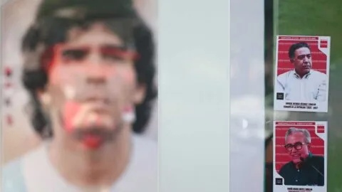 Colocan stickers de presuntos narcopolíticos en exhibición del Mundial 2026