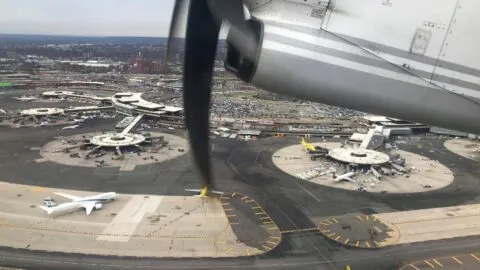 Nuevo video muestra avión a nada de causar tragedia en Newark tras golpear tráiler y poste de luz