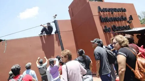 Maestros tomaron de nuevo accesos al aeropuerto de Oaxaca