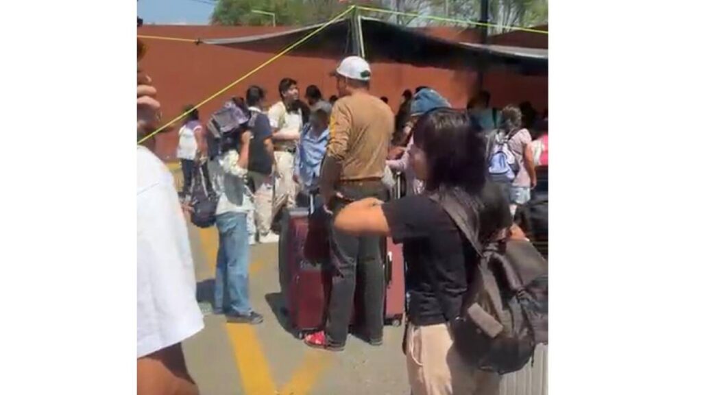 CNTE bloquea accesos al Aeropuerto Internacional de Oaxaca.